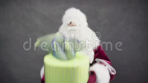 圣诞老人送礼物视频的预览图