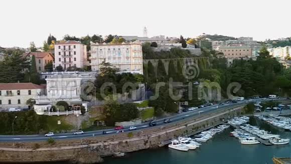 游艇船公路和城市在山上意大利萨沃纳视频的预览图