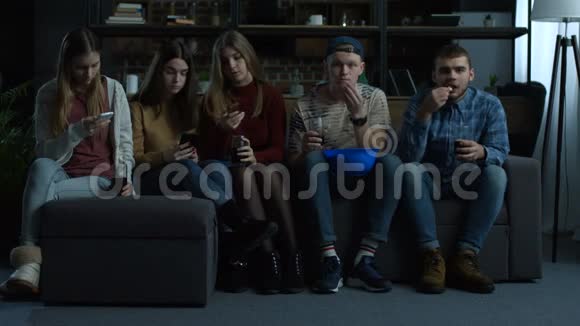 一群在家看体育电视的年轻朋友视频的预览图