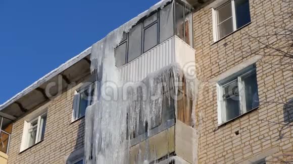冬天一栋公寓楼的屋顶和阳台上挂着的冰柱视频的预览图