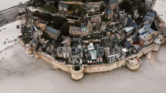 高空俯视无人机飞越雄伟的圣米歇尔岛小镇法国著名的古老历史地标视频的预览图