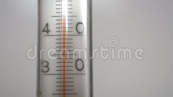 白色背景上的温度计视频的预览图