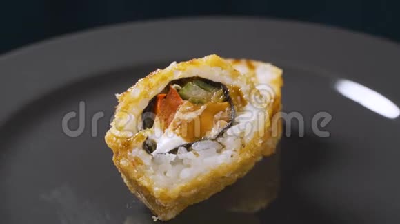 厨师介绍豪华日本餐厅寿司卷旋转白色视频的预览图