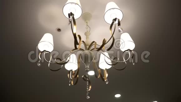 豪华吊灯天花板上有灯泡的现代照明灯的特写镜头视频的预览图