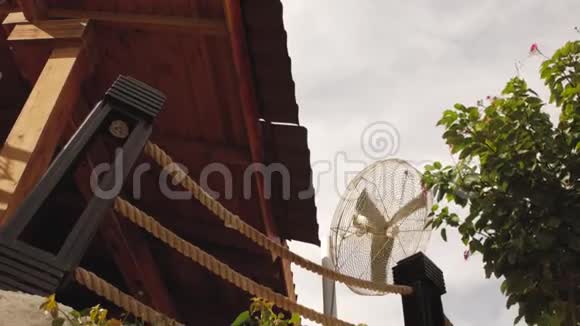 房屋屋顶的风力发电机街扇视频的预览图