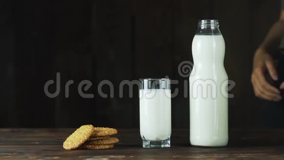 桌子上的小女孩饼干和一瓶牛奶视频的预览图