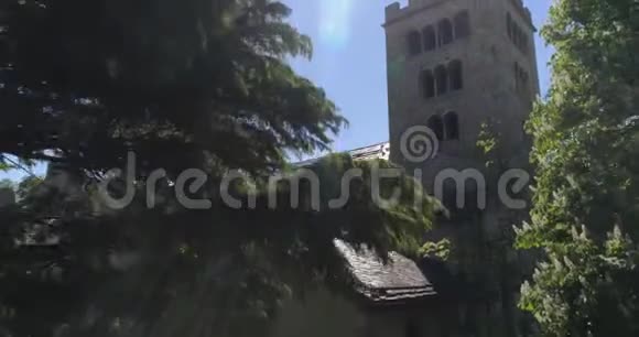 在锡昂爬上教堂塔空中4K幻影4PRO视频的预览图