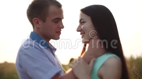 日落时和女孩拥抱的男人视频的预览图