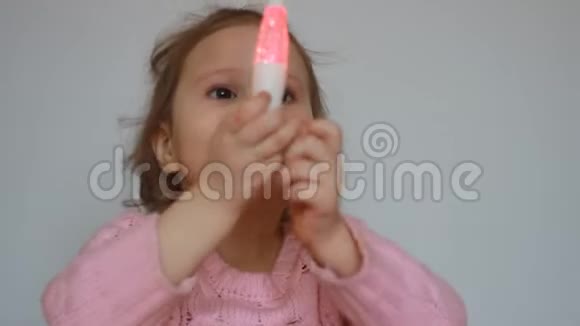 一个可爱的孩子玩手电筒看着五彩的光芒和光一个美丽的女孩抱着视频的预览图