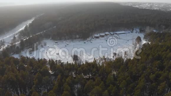 冬季滑雪基地鸟瞰图视频的预览图