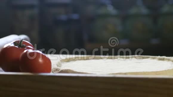 年轻的厨师在比萨饼上倒去皮番茄视频的预览图