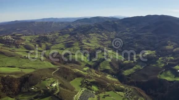 阳光明媚的一天埃米莉亚罗马尼亚山鸟瞰意大利视频的预览图