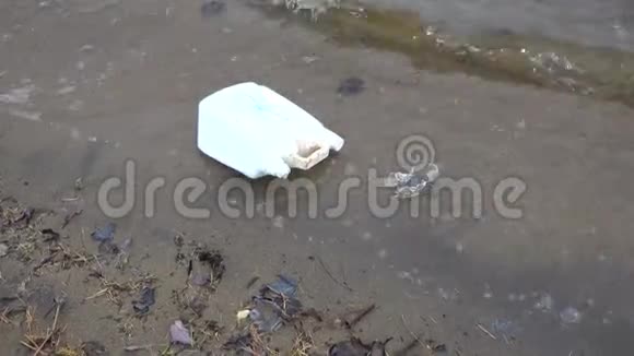 阿迪朗达克湖的塑料污染视频的预览图