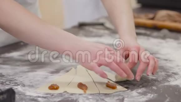 糕点厨师用糕点面团制作羊角面包视频的预览图
