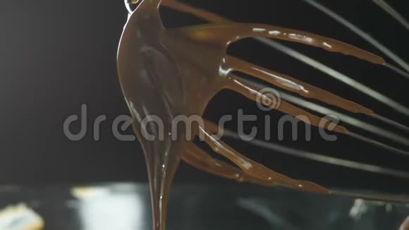 液体巧克力沿着边缘流动边缘浸入一个玻璃容器巧克力受到干扰被视频的预览图