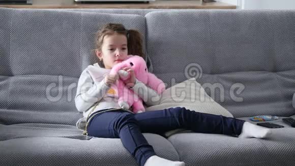 坐在沙发上的漂亮小女孩视频的预览图