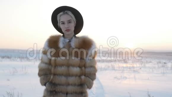 冬天戴帽子的金发美女视频的预览图