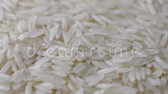 未煮熟的白米饭在白色背景上拍摄滑动相机移动视频的预览图