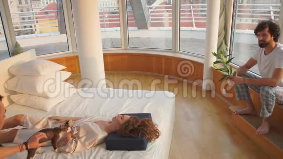 一个女孩和一个男人在公寓里戴着全景窗视频的预览图