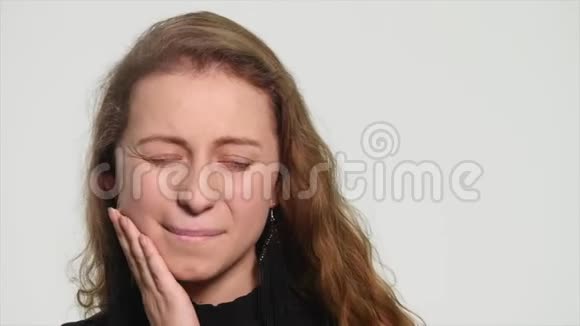 十几岁的女人用痛苦的表情压着她伤痕累累的脸颊仿佛她有可怕的牙齿疼痛视频的预览图