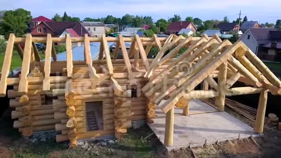 框架木屋在建剪辑建筑初期的乡村木屋景观在框架内视频的预览图