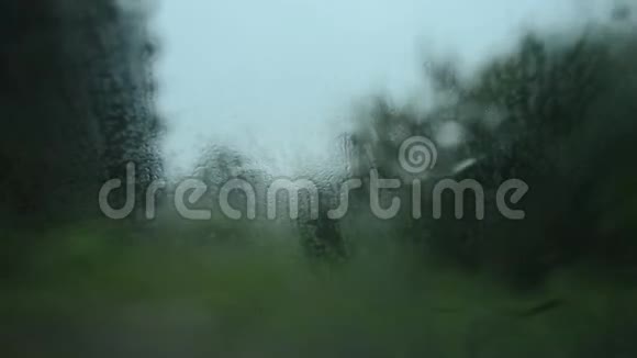 雨滴沿着汽车上的雾玻璃流下来视频的预览图