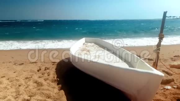 废弃的沙滩上的旧白色木舟4k视频视频的预览图