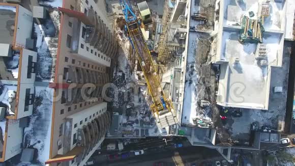 建筑工地起重机的空中镜头从上面看到的建筑起重机视频的预览图