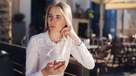 有魅力的商界女性利用智能手机在线交流社交网络连接互联网坐立不安视频的预览图