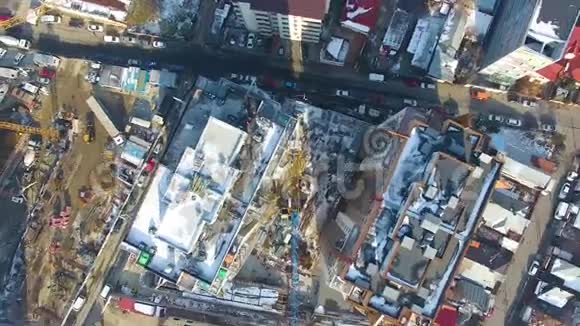 建筑工地起重机的空中镜头从上面看到的建筑起重机视频的预览图