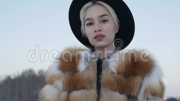 冬天戴帽子的金发美女视频的预览图