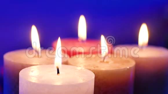 蜡烛和火焰蓝色背景视频的预览图