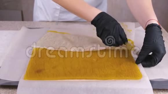 从纸上取出的果酱用于烘焙生产糖果用于灌装的杏酱视频的预览图