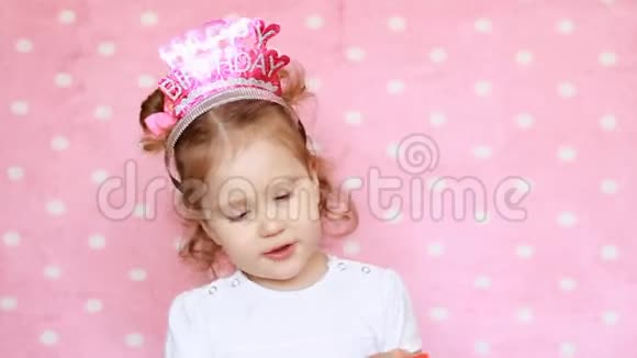 生日童女童笑玩得开心唱一首歌祝贺你视频的预览图