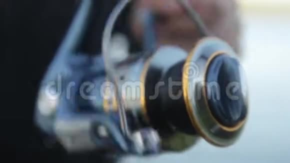 渔捞时鱼线卷筒的特写视频的预览图