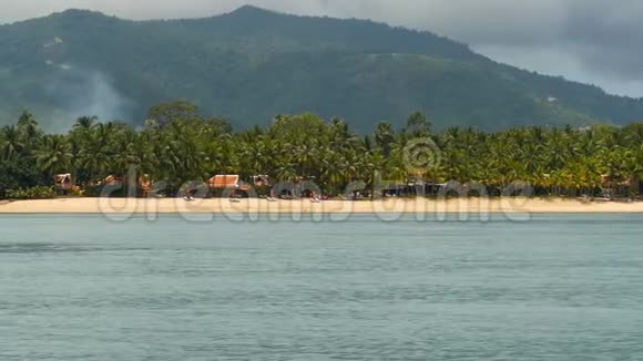 沙滩与泰国传统风格的小茅屋和平静的海洋苏梅岛泰国绿色椰子棕榈树视频的预览图
