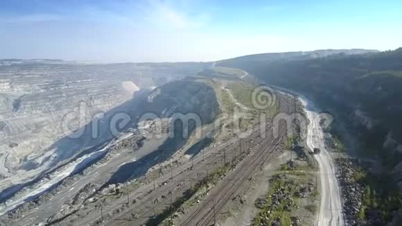 空中观景铁路在石棉坑的地面公路视频的预览图