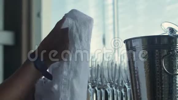女人手在手表里用白色餐巾擦眼镜视频的预览图