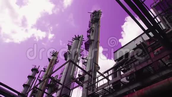 复杂的工程建设场景植物管道有毒的紫色天空背景视频的预览图
