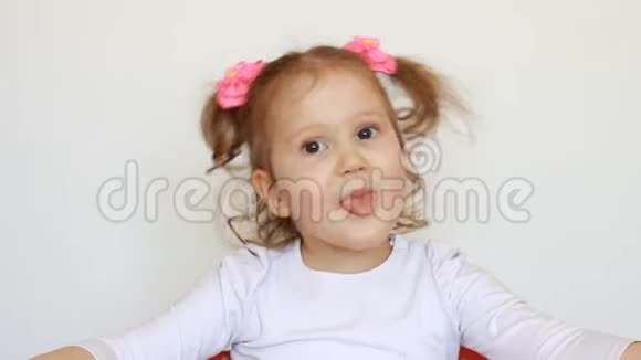 好笑的小女孩露出舌头微笑和笑声婴儿流氓视频的预览图