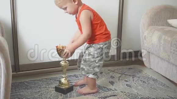 小男孩有趣的运动员有奖的孩子大杯子成功与赢家概念视频的预览图