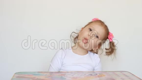 好笑的小女孩露出舌头微笑和笑声婴儿流氓视频的预览图