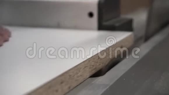 在车间用圆锯切割木工板为木工收口录像男工修边视频的预览图
