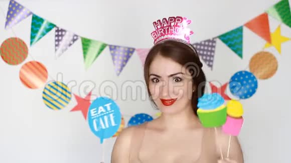 生日快乐年轻女子和装饰庆祝吃纸杯蛋糕和蛋糕视频的预览图