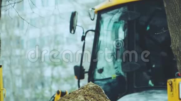 挖掘机把土倒出桶里视频的预览图
