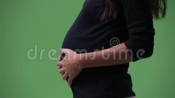 抱着肚子摸肚子的年轻孕妇视频的预览图