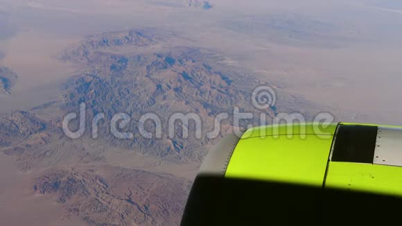 透过飞机窗户俯瞰群山视频的预览图