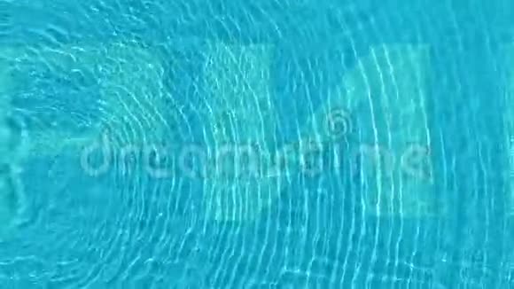 近景泳池里的水场景彩色游泳池水下背景特写视频的预览图
