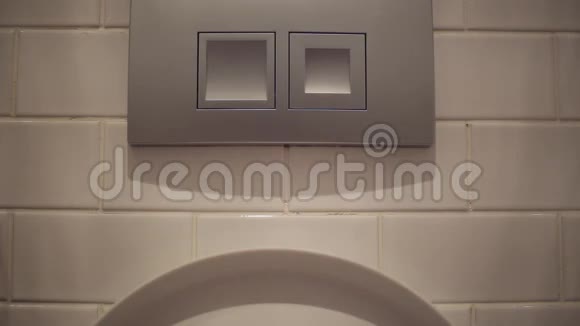 人冲厕所视频的预览图