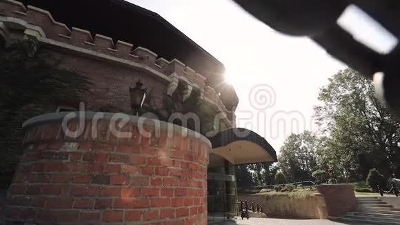 太阳穿过城堡历史建筑视频的预览图